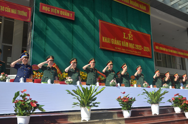 Các đại biểu thực hiện nghi thức diễu duyệt đội ngũ tại Lễ khai giảng năm học 2023-2024.