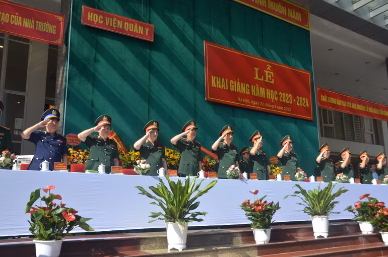 Các đại biểu thực hiện nghi thức diễu duyệt đội ngũ tại Lễ khai giảng năm học 2023-2024.