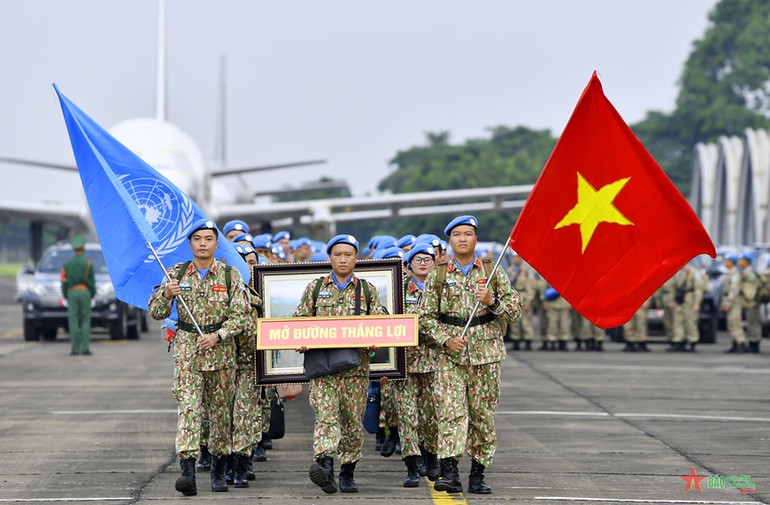 Các thành viên Đội Công binh số 2 phấn khởi lên đường làm nhiệm vụ.