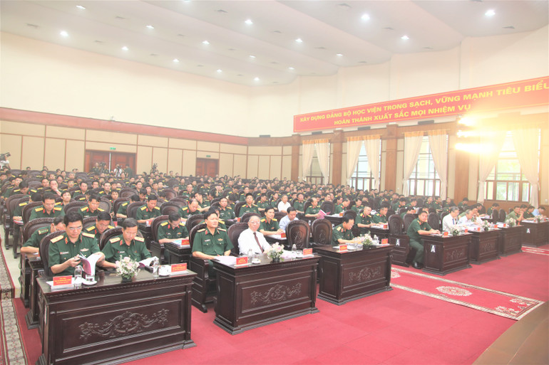 Các đại biểu tham dự hội thảo.