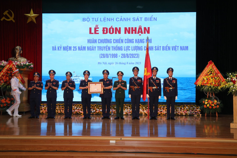 Thừa ủy quyền của Chủ tịch nước, Thượng tướng Nguyễn Tân Cương trao Huân chương Chiến công hạng nhì tặng lực lượng Cảnh sát biển Việt Nam.