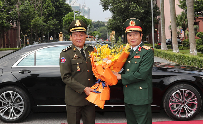 Thượng tướng Nguyễn Tân Cương tặng hoa chúc mừng Đại tướng Vong Pisen sang thăm chính thức Việt Nam.