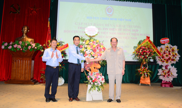 Thượng tướng Bế Xuân Trường tặng hoa đại diện lãnh đạo Báo Cựu chiến binh Việt Nam, nhân dịp kỷ niệm 98 năm Ngày Báo chí cách mạng Việt Nam.