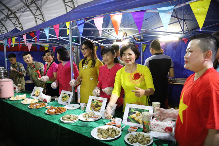 Gian hàng ẩm thực của Đội Công binh Việt Nam tại Lễ hội giao lưu văn hóa, ẩm thực giữa các đơn vị của các quốc gia cử quân thuộc Phái bộ. (Ảnh: Đội Công binh Việt Nam tại Abyei cung cấp) Gian hàng ẩm thực của Đội Công binh Việt Nam tại Lễ hội giao lưu văn hóa, ẩm thực giữa các đơn vị của các quốc gia cử quân thuộc Phái bộ. (Ảnh: Đội Công binh Việt Nam tại Abyei cung cấp)