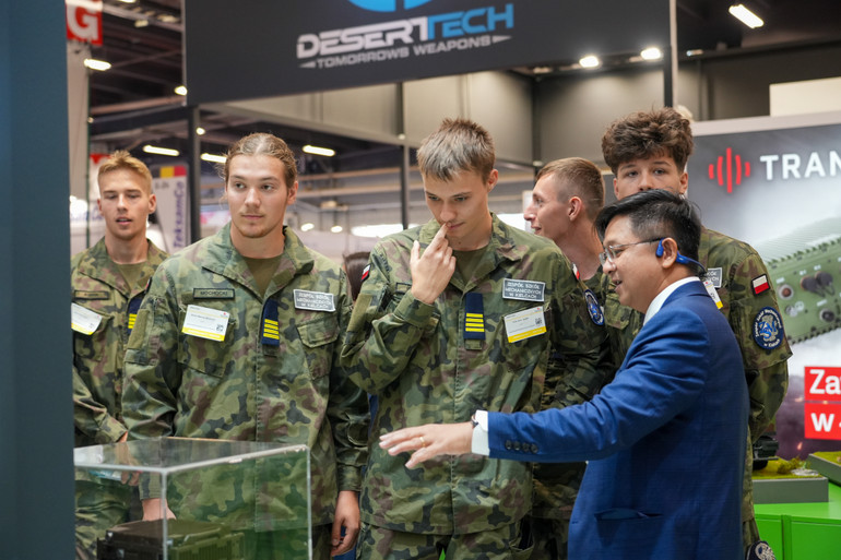 Các đoàn khách, doanh nghiệp quốc tế dành sự quan tâm cho các sản phẩm Make in Vietnam.