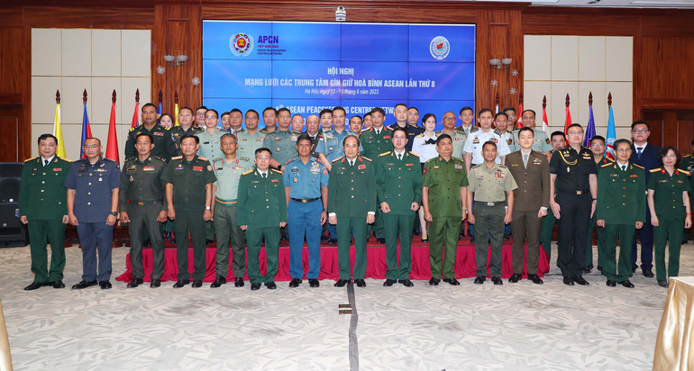 Thượng tướng Phùng Sĩ Tấn, Phó Tổng Tham mưu trưởng Quân đội nhân dân Việt Nam và các đại biểu dự hội nghị. (Ảnh: Trọng Đức)