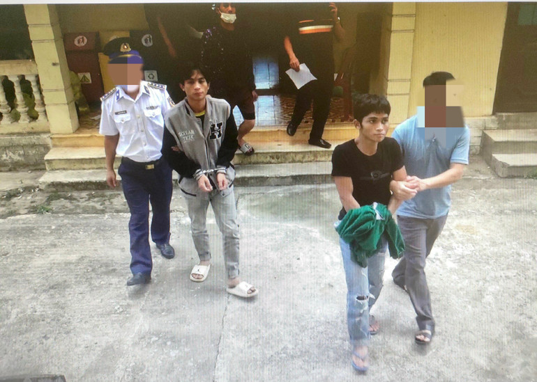 Lực lượng chức năng bắt giữ đối tượng Hồ Văn Ly (đi trước bên trái); Hồ Dong Pan (đi sau bên phải).