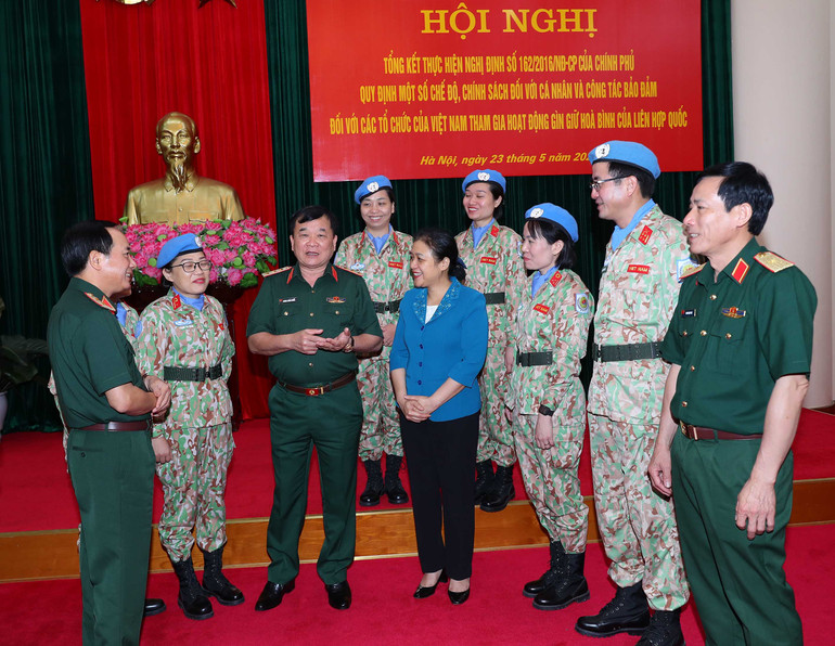 Thượng tướng Hoàng Xuân Chiến cùng các đại biểu dự hội nghị.