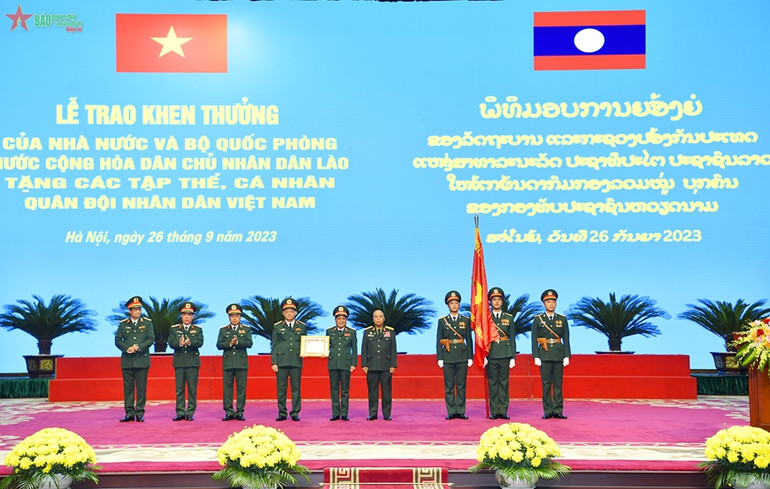 Thượng tướng Thongloi Silivong trao Huân chương Lao động hạng nhì của Nhà nước Lào tặng Tổng cục Kỹ thuật. (Ảnh: Báo Quân đội nhân dân)