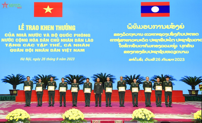 Thượng tướng Thongloi Silivong trao Huân chương Anh dũng hạng Nhì, Huân chương Anh dũng hạng Ba tặng các cá nhân của Quân đội nhân dân Việt Nam. (Ảnh: Báo Quân đội nhân dân)