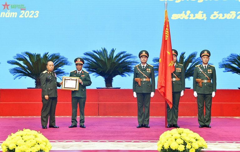 Thượng tướng Thongloi Silivong trao Huân chương Lao động hạng Nhì của Nhà nước Lào tặng Bộ Tổng Tham mưu Quân đội nhân dân Việt Nam. (Ảnh: Báo Quân đội nhân dân)