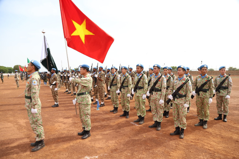 Cán bộ, nhân viên Đội Công binh Việt Nam tham gia tại buổi lễ. Cán bộ, nhân viên Đội Công binh Việt Nam tham gia tại buổi lễ.