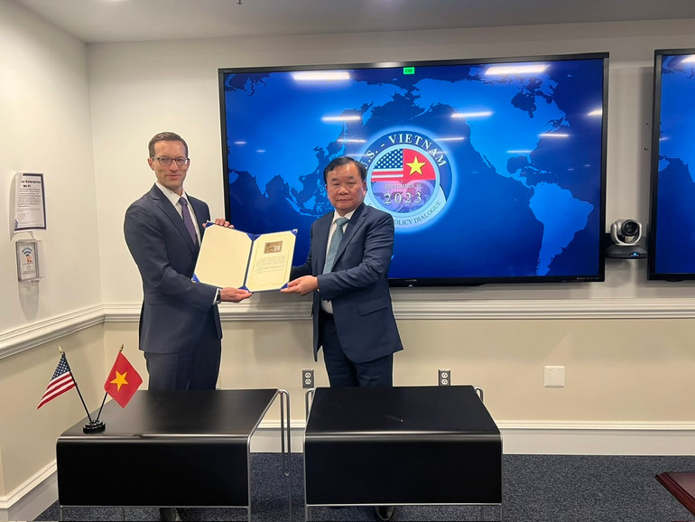 Ký biên bản làm việc giữa hai đoàn Việt Nam-Hoa Kỳ. Ký biên bản làm việc giữa hai đoàn Việt Nam-Hoa Kỳ.