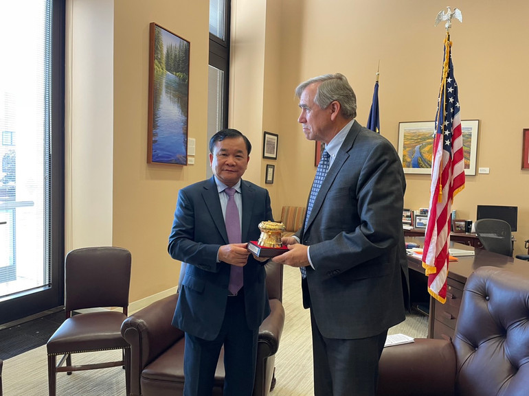 Thượng tướng Hoàng Xuân Chiến chào xã giao và tặng quà lưu niệm Thượng nghị sĩ Hoa Kỳ Jeff Merkley. Thượng tướng Hoàng Xuân Chiến chào xã giao và tặng quà lưu niệm Thượng nghị sĩ Hoa Kỳ Jeff Merkley.