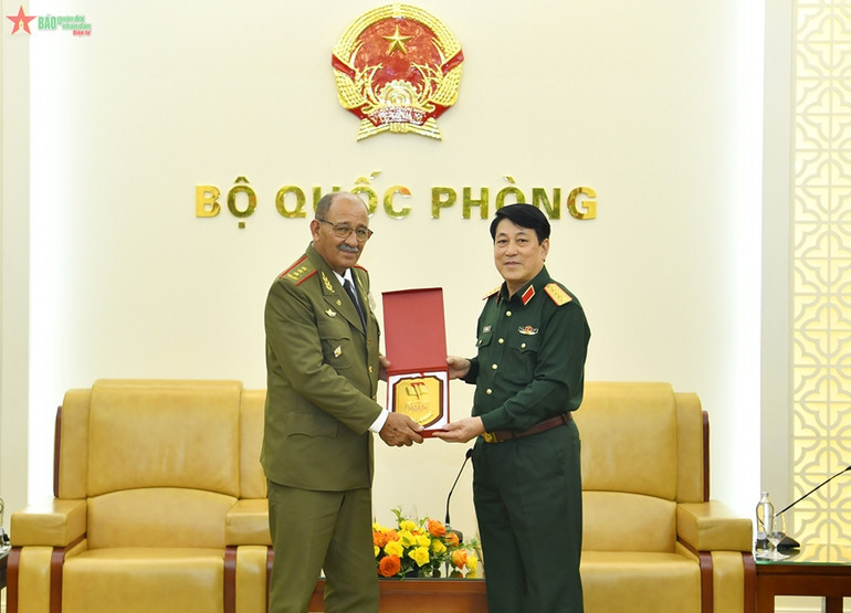 Đại tướng Lương Cường trao quà lưu niệm tặng Thượng tướng Roberto Legrá Sotolongo. (Ảnh: Báo Quân đội nhân dân)