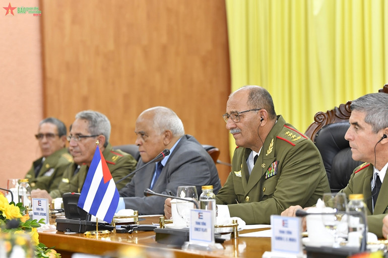 Thượng tướng Roberto Legrá Sotolongo và các thành viên đoàn Cuba tại hội đàm. (Ảnh: Báo Quân đội nhân dân) Thượng tướng Roberto Legrá Sotolongo và các thành viên đoàn Cuba tại hội đàm. (Ảnh: Báo Quân đội nhân dân)