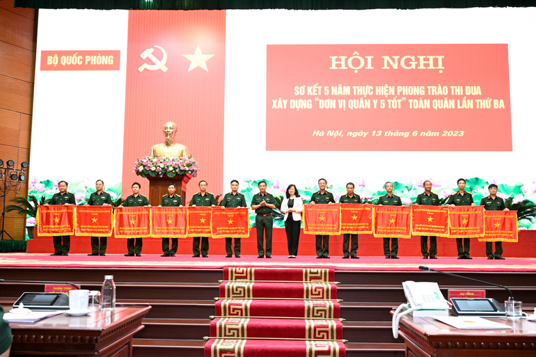 Bộ trưởng Quốc phòng Phan Văn Giang và Bộ trưởng Y tế Đào Hồng Lan trao Cờ thi đua của Bộ Quốc phòng tặng các tập thể có thành tích xuất sắc trong thực hiện phong trào thi đua lần thứ ba.