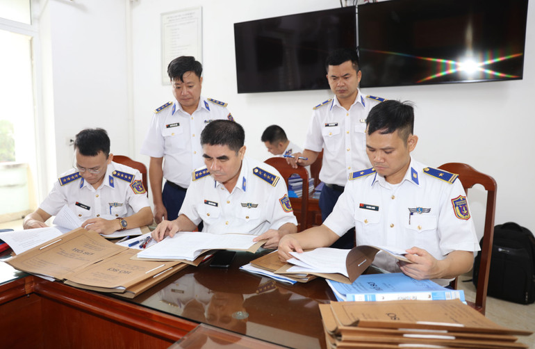 Đoàn công tác của Bộ Tư lệnh Cảnh sát biển Việt Nam kiểm tra hồ sơ cơ bản của Đoàn Đặc nhiệm phòng, chống tội phạm ma túy số 2.