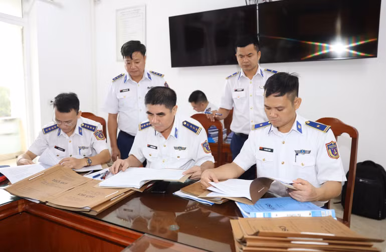 Đoàn công tác của Bộ Tư lệnh Cảnh sát biển Việt Nam kiểm tra hồ sơ cơ bản của Đoàn Đặc nhiệm phòng, chống tội phạm ma túy số 2. Đoàn công tác của Bộ Tư lệnh Cảnh sát biển Việt Nam kiểm tra hồ sơ cơ bản của Đoàn Đặc nhiệm phòng, chống tội phạm ma túy số 2.