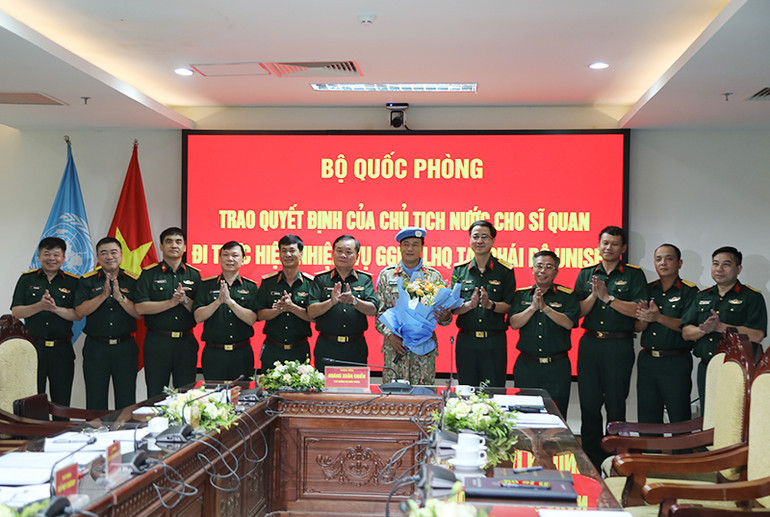 Thượng tướng Hoàng Xuân Chiến chụp ảnh chung với các đại biểu tham dự buổi lễ.