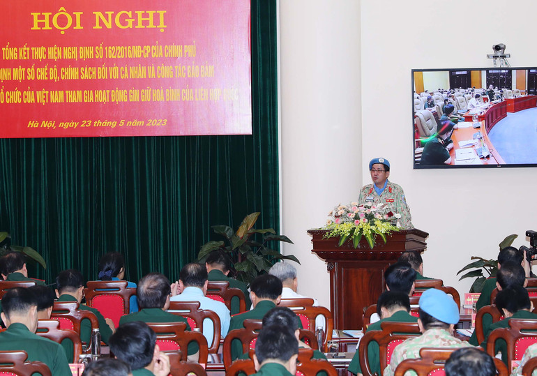 Đại tá Phạm Mạnh Thắng, trình bày báo cáo tóm tắt tổng kết thực hiện Nghị định số 162.