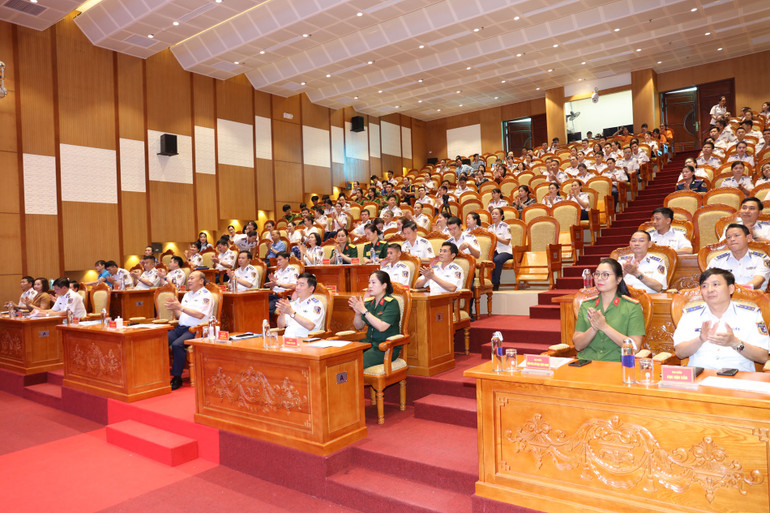 Các đại biểu dự và cổ vũ hội thi.