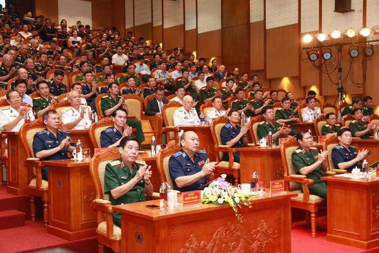 Các đại biểu tham dự buổi lễ.