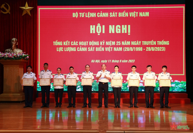 Thiếu tướng Lê Quang Đạo, Tư lệnh Cảnh sát biển Việt Nam trao Bằng khen tặng các tập thể có thành tích xuất sắc trong đợt thi đua cao điểm và tổ chức các hoạt động kỷ niệm. (Ảnh: Báo Quân đội nhân dân)