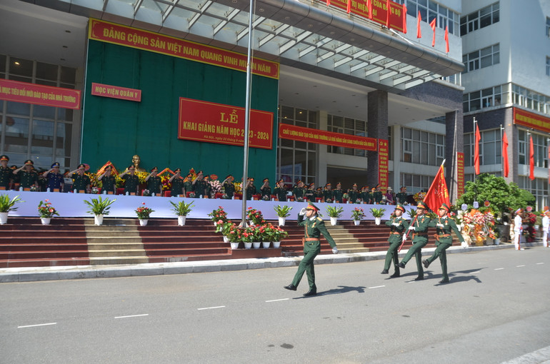 Tổ quân kỳ diễu duyệt đội ngũ tại Lễ khai giảng năm học 2023-2024.