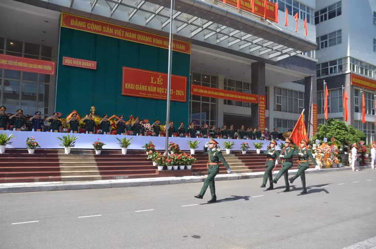 Tổ quân kỳ diễu duyệt đội ngũ tại Lễ khai giảng năm học 2023-2024.