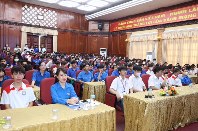Cán bộ, đoàn viên, thanh niên quận Nam Từ Liêm (Hà Nội) tham gia tại buổi nói chuyện chuyên đề về biển, đảo.