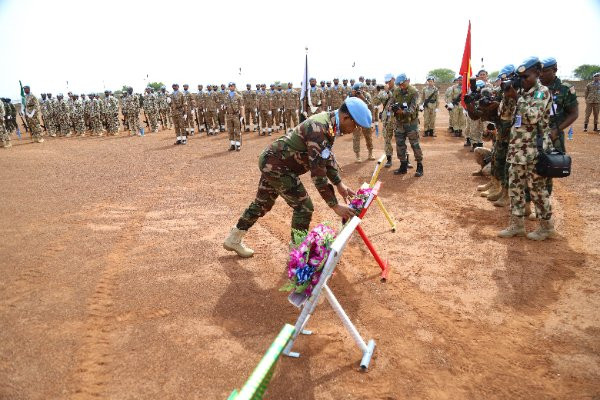 Chuẩn tướng Abu Syed Mohammod Babikir - Phó Chỉ huy trưởng Lực lượng quân sự đặt vòng hoa tưởng nhớ những cán bộ, nhân viên gìn giữ hòa bình Liên hợp quốc đã hy sinh trong khi làm nhiệm vụ. Chuẩn tướng Abu Syed Mohammod Babikir - Phó Chỉ huy trưởng Lực lượng quân sự đặt vòng hoa tưởng nhớ những cán bộ, nhân viên gìn giữ hòa bình Liên hợp quốc đã hy sinh trong khi làm nhiệm vụ.