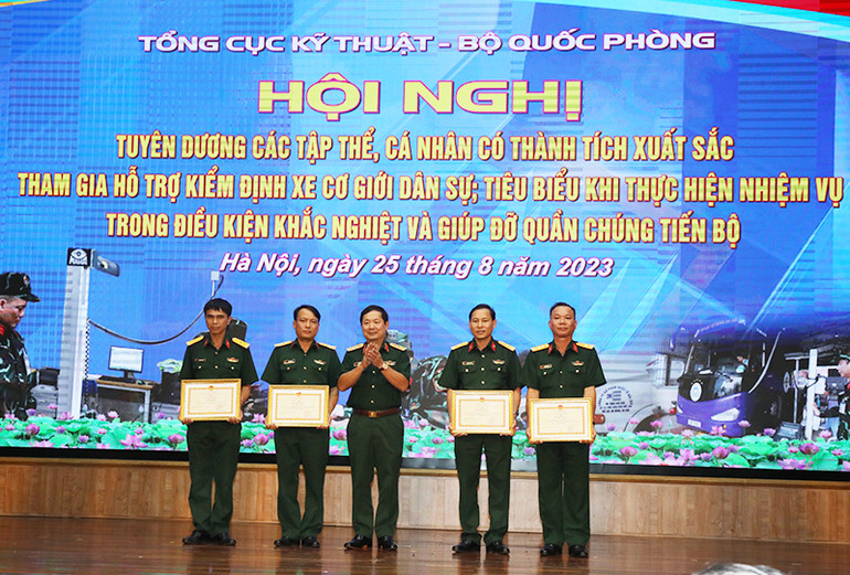 Thượng tướng Lê Huy Vịnh trao Bằng khen của Bộ Quốc phòng tặng các tập thể, cá nhân thuộc Tổng cục Kỹ thuật.