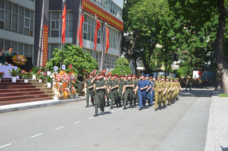 Học viên Quân đội nhân dân Lào theo học tại Học viện Quân y diễu duyệt đội ngũ tại Lễ khai giảng năm học 2023-2024.
