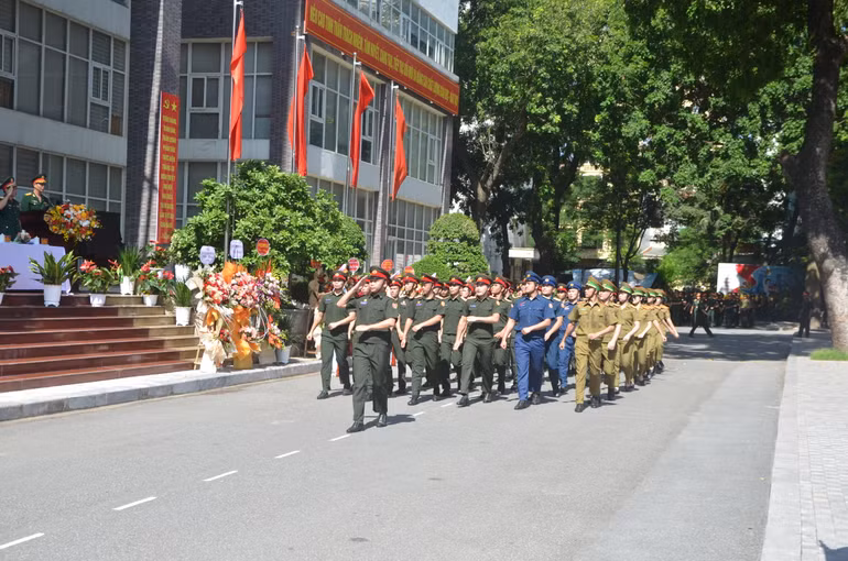 Học viên Quân đội nhân dân Lào theo học tại Học viện Quân y diễu duyệt đội ngũ tại Lễ khai giảng năm học 2023-2024.