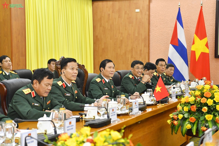 Thượng tướng Nguyễn Tân Cương và các thành viên Việt Nam tại hội đàm. (Ảnh: Báo Quân đội nhân dân) Thượng tướng Nguyễn Tân Cương và các thành viên Việt Nam tại hội đàm. (Ảnh: Báo Quân đội nhân dân)