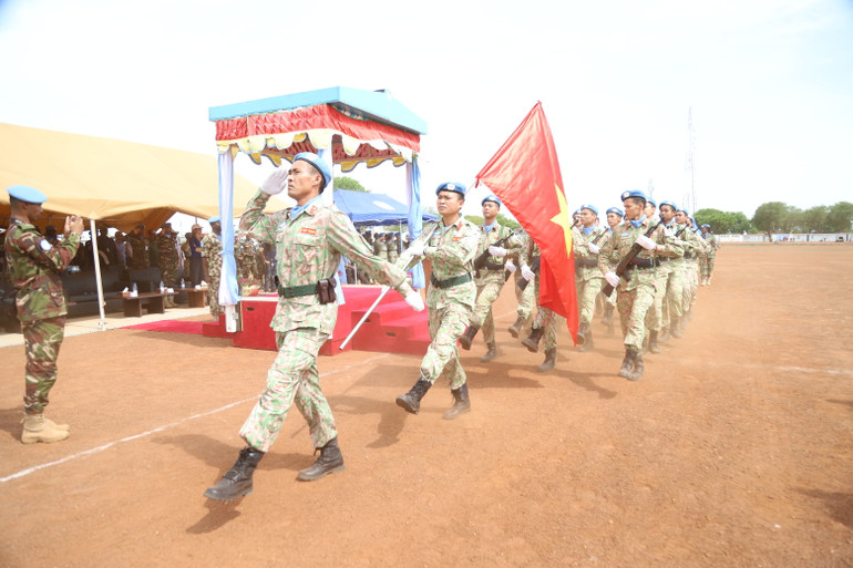 Cán bộ, nhân viên Đội Công binh Việt Nam tham gia duyệt binh tại buổi lễ. Cán bộ, nhân viên Đội Công binh Việt Nam tham gia duyệt binh tại buổi lễ.