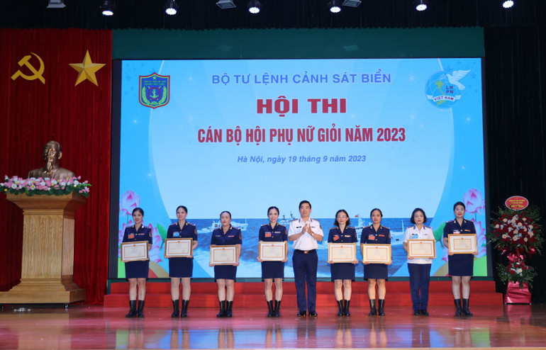 Trung tướng Bùi Quốc Oai trao Bằng khen tặng các tập thể, cá nhân, vì đã có thành tích xuất sắc tại hội thi.