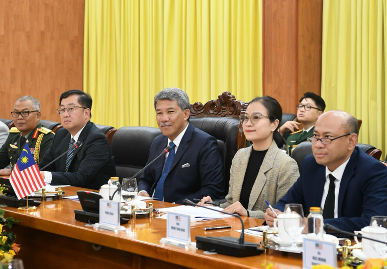 Bộ trưởng Dato’ Seri Utama Haji Mohamad Bin Haji Hasan và các thành viên đoàn Malaysia tại hội đàm. (Ảnh: Phú Sơn)