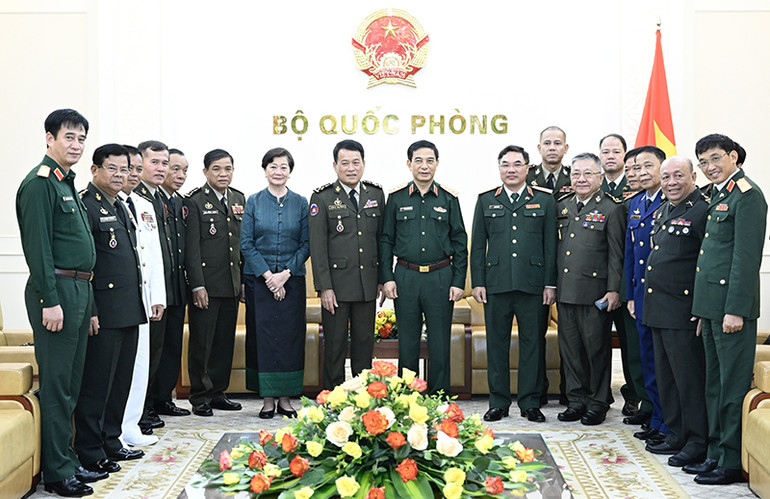 Đại tướng Phan Văn Giang và Đại tướng Vong Pisen chụp ảnh cùng các đại biểu.