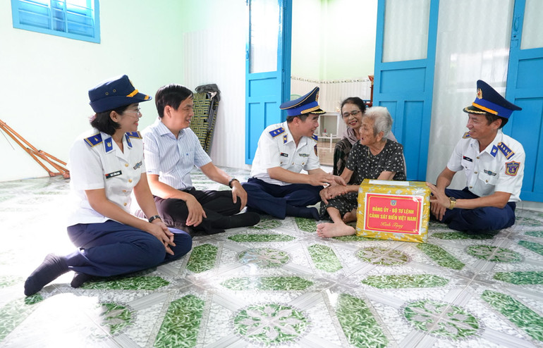 Trung tướng Bùi Quốc Oai trao quà tặng gia đình chính sách trên huyện đảo Phú Quý, tỉnh Bình Thuận.