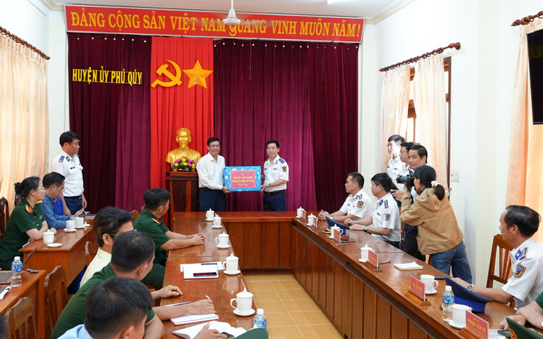 Trung tướng Bùi Quốc Oai trao quà tặng Huyện ủy, Ủy ban nhân dân huyện đảo Phú Quý, tỉnh Bình Thuận.
