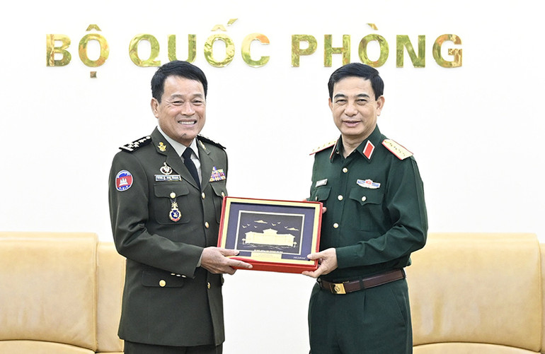 Đại tướng Vong Pisen trao quà lưu niệm tặng Đại tướng Phan Văn Giang.