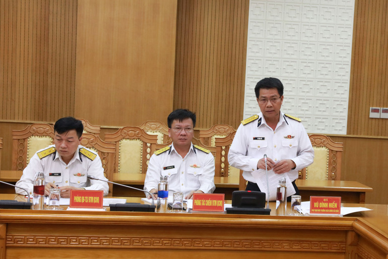 Đại diện Bộ Tham mưu Hải quân phát biểu đề xuất các giải pháp nâng cao hiệu quả chống khai thác IUU.