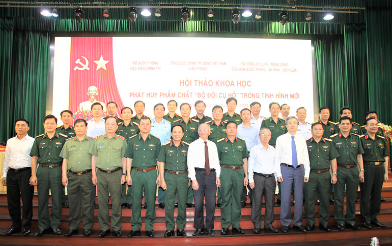 Trung tướng Trịnh Văn Quyết, Phó Chủ nhiệm Tổng cục Chính trị Quân đội nhân dân Việt Nam chụp ảnh cùng các đại biểu dự hội thảo.