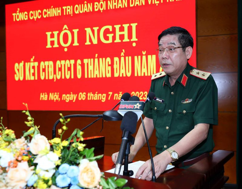 Trung tướng Nguyễn Văn Gấu trình bày báo cáo tóm tắt kết quả thực hiện nhiệm vụ công tác Đảng, công tác chính trị 6 tháng đầu năm 2023. Trung tướng Nguyễn Văn Gấu trình bày báo cáo tóm tắt kết quả thực hiện nhiệm vụ công tác Đảng, công tác chính trị 6 tháng đầu năm 2023.