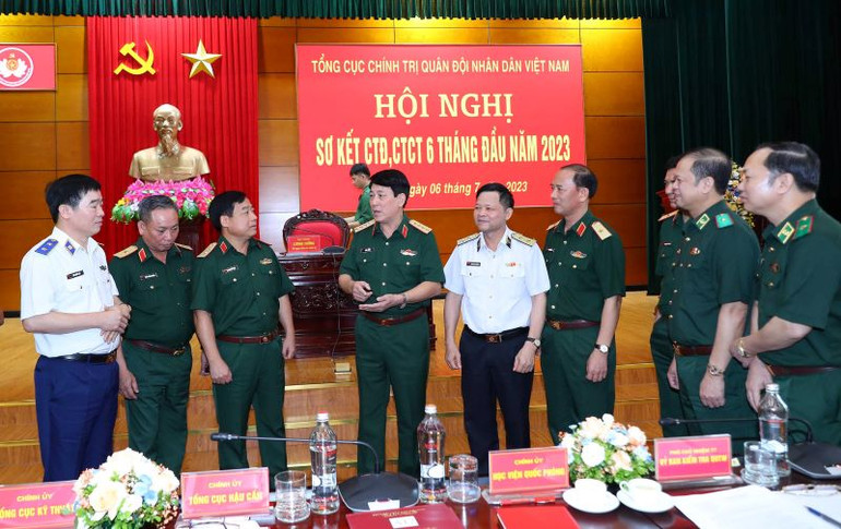 Đại tướng Lương Cường trao đổi với các đại biểu về dự hội nghị. Đại tướng Lương Cường trao đổi với các đại biểu về dự hội nghị.