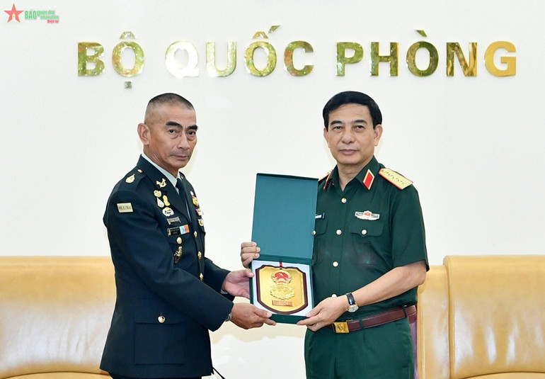 Đại tướng Phan Văn Giang trao quà lưu niệm tặng Đại tướng Chalermphon Srisawasdi. (Ảnh: Báo Quân đội nhân dân)
