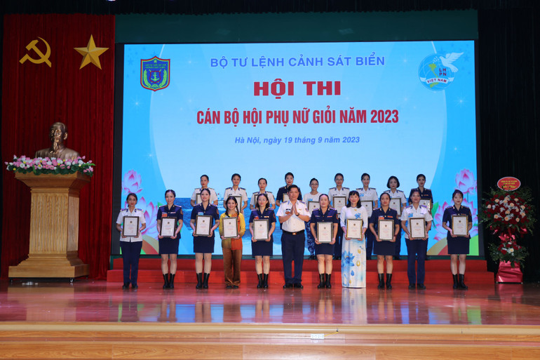 Đại diện Ban Tổ chức hội thi trao Giấy chứng nhận cán bộ Hội Phụ nữ giỏi năm 2023.