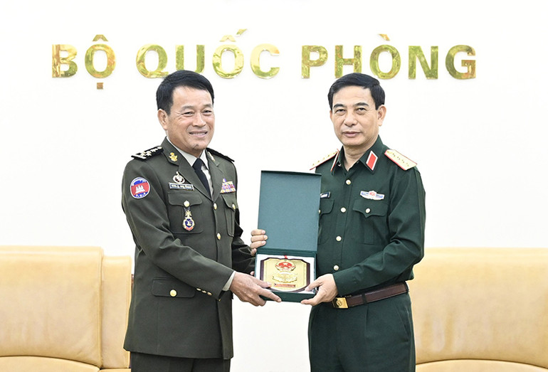 Đại tướng Phan Văn Giang trao quà lưu niệm tặng Đại tướng Vong Pisen.